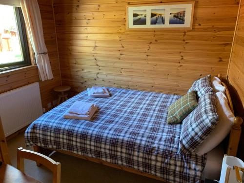 A bed or beds in a room at Ben Lomond Lodge