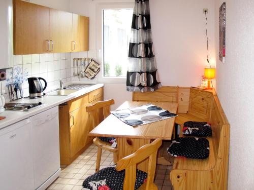 una pequeña cocina con una mesa de madera y una encimera en Holiday Home Waldhäuser-2 by Interhome, en Himmelpfort