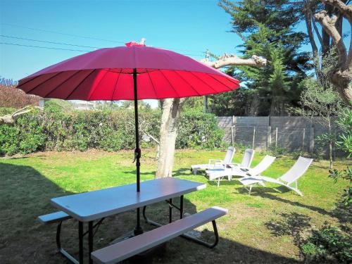 カップ・フェレにあるHoliday Home Horizon - CFE110 by Interhomeのピクニックテーブル(赤い傘と椅子付)