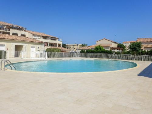 a swimming pool in the middle of a house at Holiday Home Les Grandes Bleues 2-1 by Interhome in Narbonne-Plage
