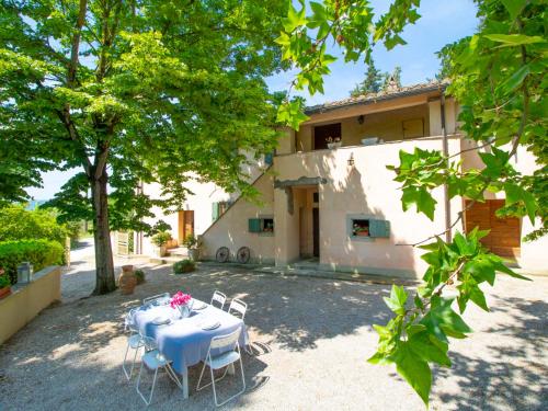 einen Tisch und Stühle vor einem Haus in der Unterkunft Villa Casale dei tigli by Interhome in San Feliciano