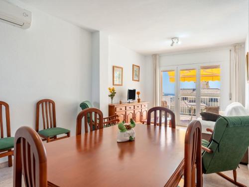 Apartment Sierra Mar by Interhome في Los Amarguillos: غرفة طعام مع طاولة وكراسي خشبية