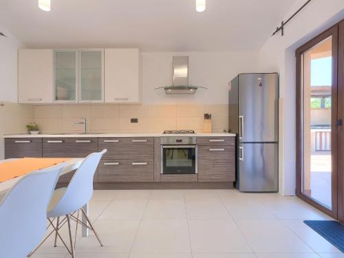 Kuchyň nebo kuchyňský kout v ubytování Holiday Home Andrea by Interhome