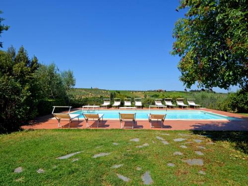 uma piscina com cadeiras e um monte de móveis em Holiday Home Bulleri by Interhome em San Casciano in Val di Pesa