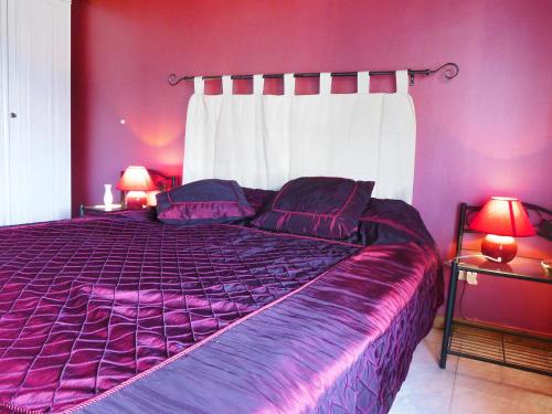 - une chambre violette avec un grand lit et des draps violets dans l'établissement Holiday Home La Grangette by Interhome, à Condéon