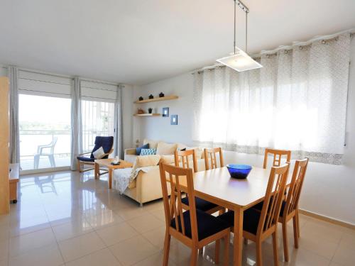 Ruang duduk di Apartment Nou Salou-1 by Interhome