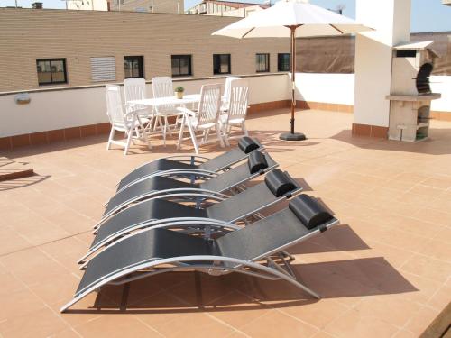 una fila de sillas y una mesa con sombrilla en el techo en Apartment Nou Salou-1 by Interhome, en Salou
