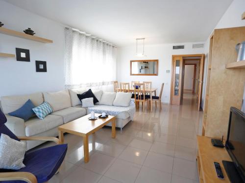Televisyen dan/atau pusat hiburan di Apartment Nou Salou-1 by Interhome
