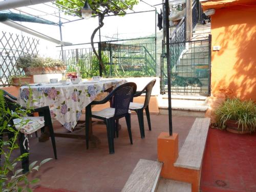TerzorioにあるHoliday Home Lombardi by Interhomeのパティオ(テーブル、椅子付)