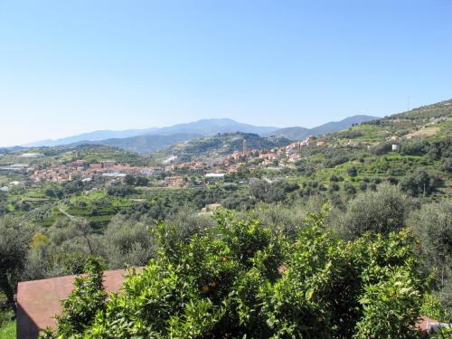 TerzorioにあるHoliday Home Lombardi by Interhomeの町の丘の中腹からの眺め