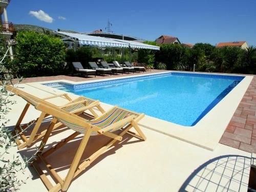 uma piscina com uma espreguiçadeira e um visor de piscina em Apartment Mare-4 by Interhome em Trogir