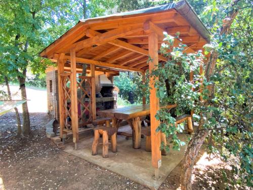 リパルベッラにあるApartment Podere la Quercia by Interhomeの木造パビリオン(ピクニックテーブル、グリル付)