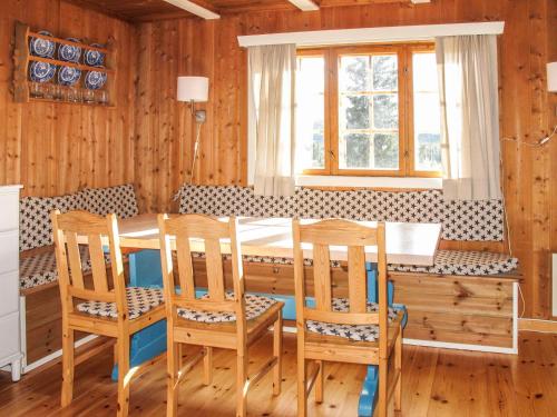 Chalet Skeisvegen - OPP208 by Interhome في Svingvoll: غرفة طعام مع طاولة وكراسي
