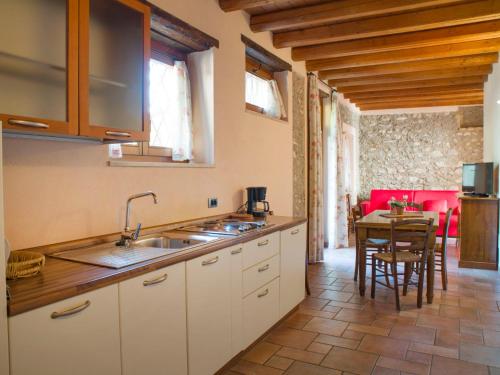Kuchyň nebo kuchyňský kout v ubytování Apartment Borgo Alba Chiara-2 by Interhome