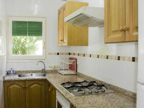 セグル・デ・カラフェルにあるHoliday Home Masia Torrents Apart- 6 pers- by Interhomeのキッチン(コンロ、シンク付)、窓が備わります。
