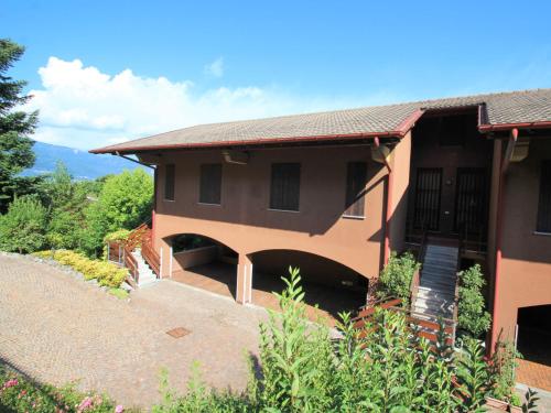 een huis met uitzicht op een tuin bij Apartment Roccolo Miralago by Interhome in Cerro Lago Maggiore