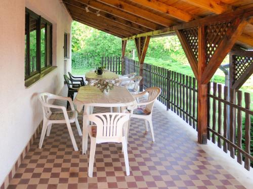 een patio met een tafel en stoelen op een veranda bij Holiday Home Fehervari - ALD301 by Interhome in Balatonalmádi
