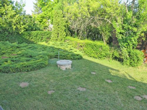 een tuin met een vogelbad in het gras bij Holiday Home Fehervari - ALD301 by Interhome in Balatonalmádi