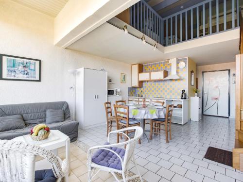 un salon avec un canapé et une table dans l'établissement Apartment Le Florid-7 by Interhome, au Cap d'Agde