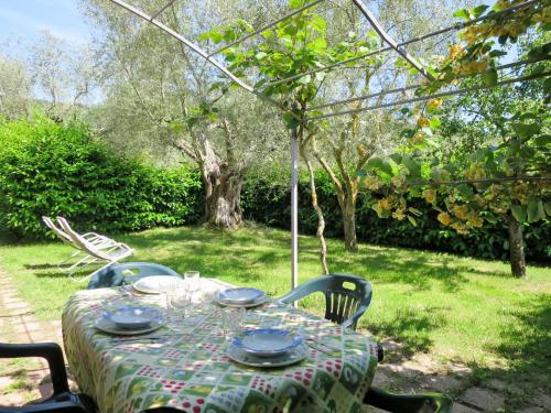 モンテフィアスコーネにあるHoliday Home Dell'Orto by Interhomeの庭園のテーブル