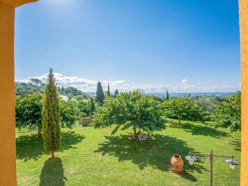 widok na ogród z drzewami i polem w obiekcie Apartment Il Casale by Interhome w mieście Limite