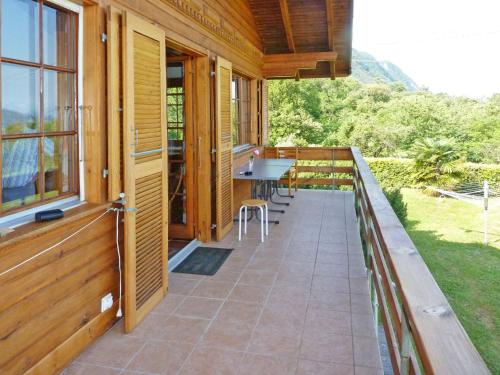 un porche de una casa con mesa y sillas en Chalet Gallina by Interhome, en Castelveccana