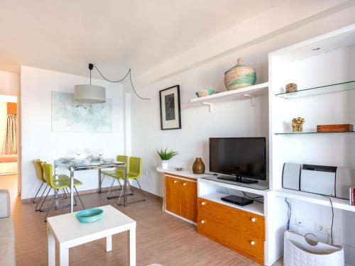 un soggiorno con TV e tavolo di Apartment Apartamento Las Coronas by Interhome a Torremolinos