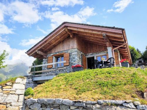 mały domek na szczycie wzgórza w obiekcie Holiday Home Il Nido d'Aquila - GRV635 by Interhome w mieście Livo