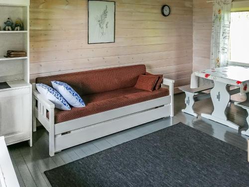 KarvonenにあるHoliday Home Parkkisenniemen lomamökit by Interhomeの客室内のベンチ(枕付)