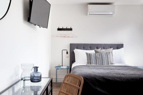 Ένα ή περισσότερα κρεβάτια σε δωμάτιο στο Richmond Studios by Short & Long Stays