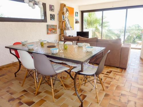 une salle à manger avec une table et des chaises dans l'établissement Villa La Maison du Midi by Interhome, à Saint-Aygulf