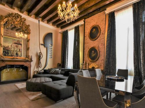 un salon avec un lustre et une table dans l'établissement Apartment Suite Casa Nova by Interhome, à Venise