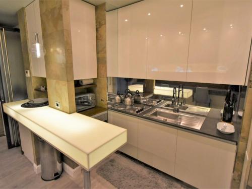 - une cuisine avec des placards blancs et un évier dans l'établissement Apartment Suite Casa Nova by Interhome, à Venise