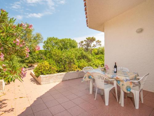 un tavolo e sedie su un patio con una bottiglia di vino di Holiday Home Trebbiano by Interhome a Greuli 