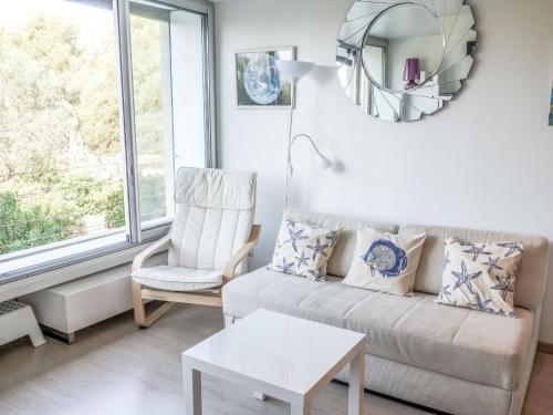 - un salon avec un canapé, une chaise et une table dans l'établissement Apartment Athéna Résidence-3 by Interhome, à Bandol