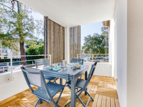 une salle à manger avec une table et des chaises sur un balcon dans l'établissement Apartment les Terrasses de Capbreton-2 by Interhome, à Capbreton