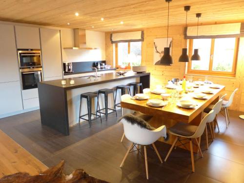 Foto dalla galleria di Chalet Chalet Astoria by Interhome a Crans-Montana