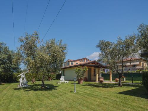 uma casa com um quintal com árvores e uma casa em Holiday Home Colli by Interhome em Massa