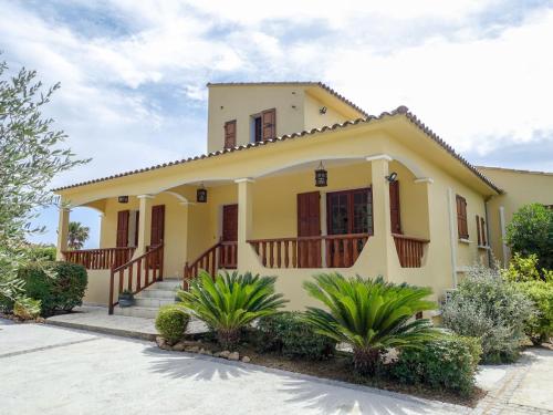 Cette maison jaune dispose d'un balcon. dans l'établissement Villa Natlea by Interhome, à Porto-Vecchio