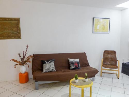 sala de estar con sofá marrón y mesa en Apartment Vieux Nice by Interhome, en Niza