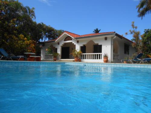 Villa con piscina frente a una casa en Casa Monika, en Sosúa