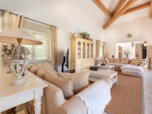 een woonkamer met een bank en een tafel bij Villa Les Mûres mûres by Interhome in Grimaud