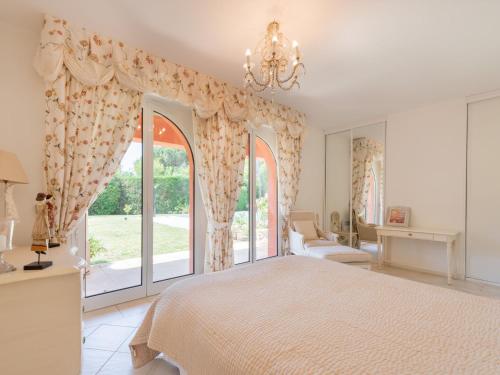 une chambre avec un lit et une grande fenêtre dans l'établissement Villa Les Mûres mûres by Interhome, à Grimaud