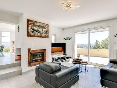 un salon avec un canapé et une cheminée dans l'établissement Holiday Home Les Toscanes by Interhome, à Roquebrune-sur Argens