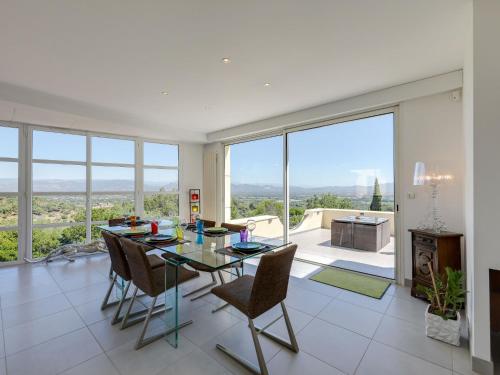 une salle à manger avec une table et des chaises en verre dans l'établissement Holiday Home Les Toscanes by Interhome, à Roquebrune-sur Argens