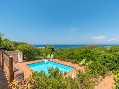 une piscine extérieure avec l'océan en arrière-plan dans l'établissement Holiday Home Maximilian by Interhome, à Greuli 