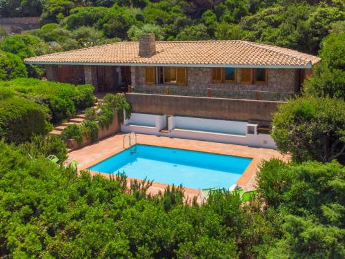 une villa avec une piscine en face d'une maison dans l'établissement Holiday Home Maximilian by Interhome, à Greuli 