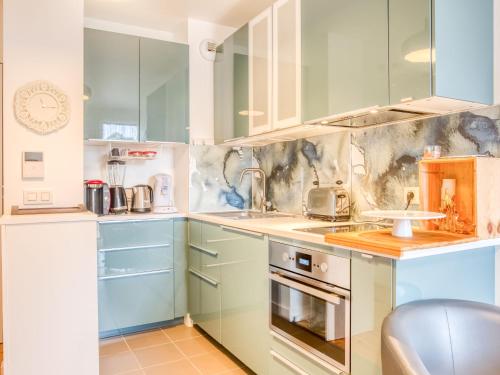 Η κουζίνα ή μικρή κουζίνα στο Apartment la Pergola-2 by Interhome