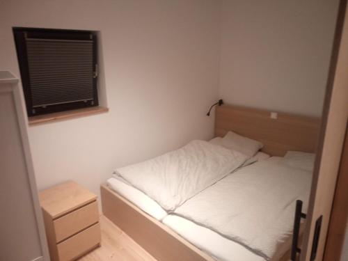 茲韋特爾的住宿－Tiny House FAMILY Ruheoase，一间小卧室,配有白色的床和窗户