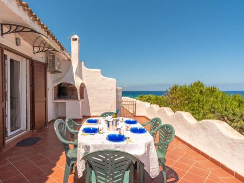 einen Tisch und Stühle auf einer Terrasse mit Meerblick in der Unterkunft Apartment Villa Stefania by Interhome in Valledoria
